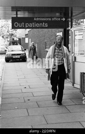 Schauspieler Douglas Lambert, bei dem AIDS diagnostiziert wurde, verließ das St. Stephen's Hospital, Chelsea, nach einer Überprüfung. 19.. Oktober 1986. Stockfoto