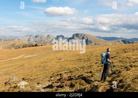 Bergwandern, Wanderer am Otovitsa Ridge auf dem europäischen Fernwanderweg E4, Rila Mountain, Bulgarien Stockfoto