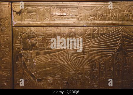 Ein äußerer goldener Schrein des ägyptischen pharao Tutanchamun Grabkammer im Ägyptischen Museum in Kairo, Ägypten Stockfoto