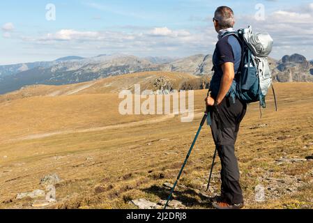 Bergwandern, einsamer Wanderer am Otovitsa Ridge auf dem europäischen Fernwanderweg E4, Rila Mountain, Bulgarien Stockfoto