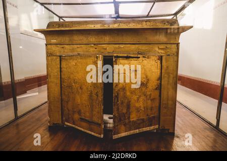 Ein äußerer goldener Schrein des ägyptischen pharao Tutanchamun Grabkammer im Ägyptischen Museum in Kairo, Ägypten Stockfoto