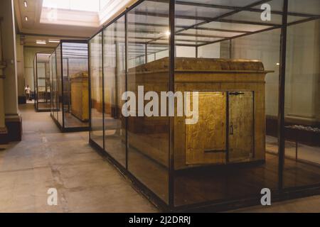 Ein äußerer goldener Schrein des ägyptischen pharao Tutanchamun Grabkammer im Ägyptischen Museum in Kairo, Ägypten Stockfoto