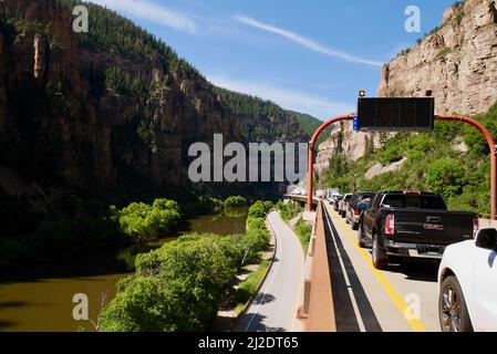 Stau auf dem Grand Army of the Republic Highway, Interstate 70, in den Rocky Mountains. Glenwood Springs, Colorado, USA. Hochwertige Fotos Stockfoto
