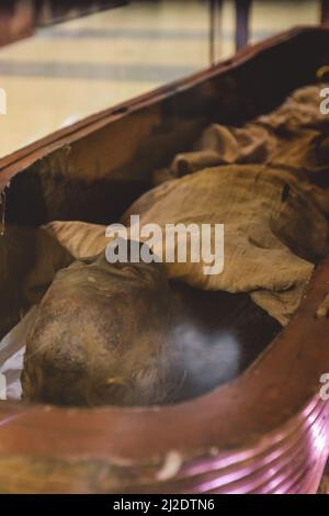 Alte Mumie im Sarkophag aus der Dauerausstellung der Königlichen Mumien-Halle im Ägyptischen Museum von Kairo Stockfoto