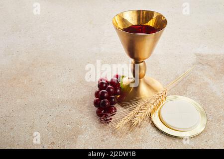 Osterkommunion Stillleben mit Kelch aus Wein und Brot Stockfoto