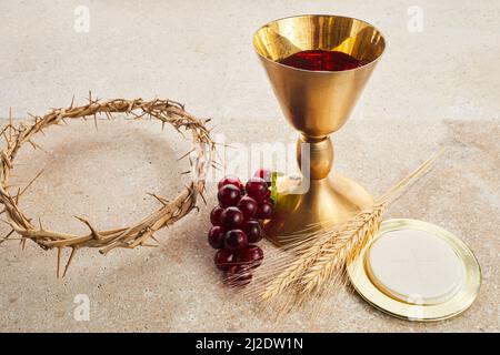 Osterkommunion Stillleben mit Kelch aus Wein und Brot Stockfoto