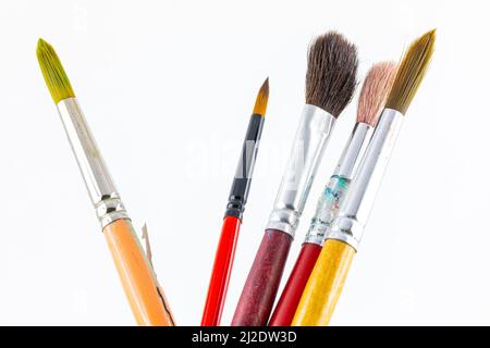 Konzentrieren Sie sich auf die Haarspitze von gebrauchten Pinsel für Aquarellmalerei auf weißem Hintergrund. Stockfoto