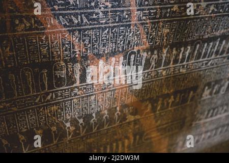 Alte ägyptische Platten und Wände tragen Hieroglyphen im Ägyptischen Museum in Kairo Stockfoto