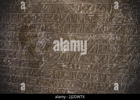 Alte ägyptische Platten und Wände tragen Hieroglyphen im Ägyptischen Museum in Kairo Stockfoto