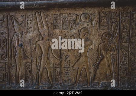 Alte ägyptische Platten und Wände tragen Hieroglyphen im Ägyptischen Museum in Kairo Stockfoto