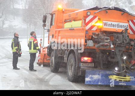 Wernigerode, Deutschland. 01. April 2022. In der Stadt ist ein Winterfahrzeug auf der Straße. Glatte Straßen verursachten am Morgen Verkehrsbehinderungen. Bis in die Tiefebene gibt es in der Region Schnee. Weitere Schneeschauer werden in den kommenden Tagen erwartet. Quelle: Matthias Bein/dpa/Alamy Live News Stockfoto