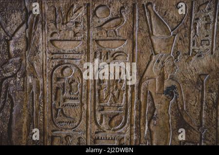 Alte ägyptische Platten und Wände tragen Hieroglyphen im Ägyptischen Museum in Kairo Stockfoto