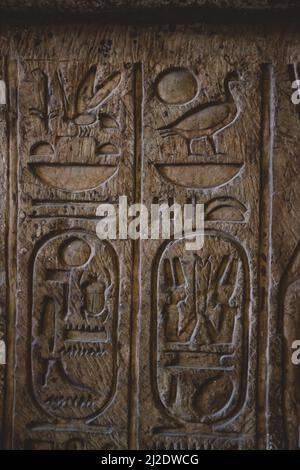 Alte ägyptische Platten und Wände tragen Hieroglyphen im Ägyptischen Museum in Kairo Stockfoto