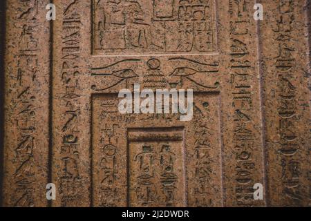 Alte ägyptische Platten und Wände tragen Hieroglyphen im Ägyptischen Museum in Kairo Stockfoto