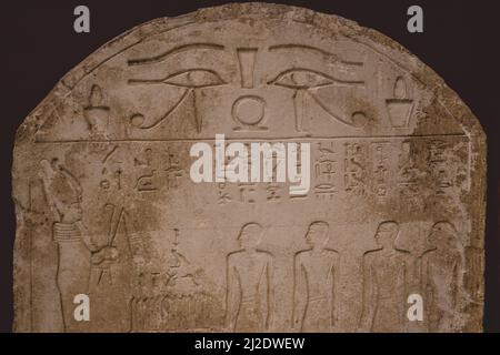 Alte ägyptische Platten und Wände tragen Hieroglyphen im Ägyptischen Museum in Kairo Stockfoto