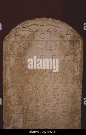 Alte ägyptische Platten und Wände tragen Hieroglyphen im Ägyptischen Museum in Kairo Stockfoto