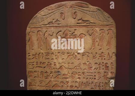 Alte ägyptische Platten und Wände tragen Hieroglyphen im Ägyptischen Museum in Kairo Stockfoto