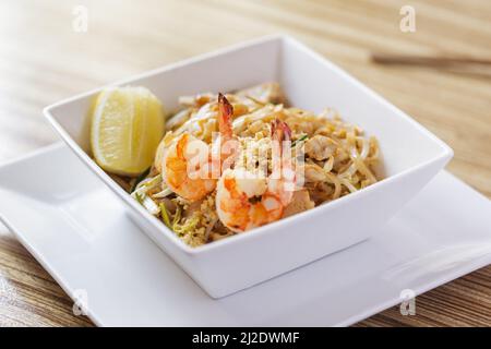 Nahaufnahme eines asiatischen Gerichts mit Garnelen, Nudeln und Gemüse Stockfoto