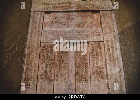 Alte ägyptische Platten und Wände tragen Hieroglyphen im Ägyptischen Museum in Kairo Stockfoto