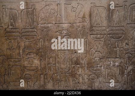 Alte ägyptische Platten und Wände tragen Hieroglyphen im Ägyptischen Museum in Kairo Stockfoto