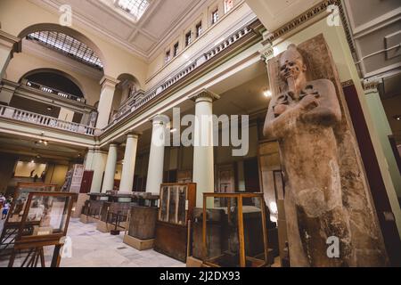 Innenansicht der Exponate und Innenansicht des Ägyptischen Museums von Kairo, dem ältesten archäologischen Museum im Nahen Osten Stockfoto