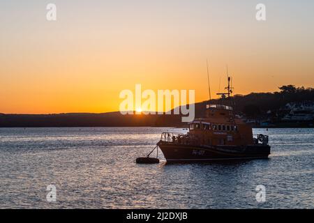 Courtmacsherry, West Cork, Irland. 1. April 2022. Die Sonne geht über dem RNLI-Rettungsboot von Courtmacsherry, „Frederick Story Cockburn“, als Auftakt zu einem Tag voller Sonnenschein auf. Quelle: AG News/Alamy Live News Stockfoto