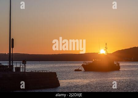 Courtmacsherry, West Cork, Irland. 1. April 2022. Die Sonne geht über dem RNLI-Rettungsboot von Courtmacsherry, „Frederick Story Cockburn“, als Auftakt zu einem Tag voller Sonnenschein auf. Quelle: AG News/Alamy Live News Stockfoto