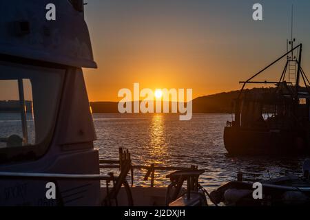 Courtmacsherry, West Cork, Irland. 1. April 2022. Die Sonne geht über der Courtmacsherry Marina als Auftakt zu einem Sonnentag auf. Quelle: AG News/Alamy Live News Stockfoto