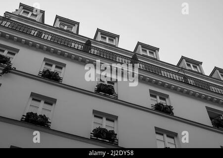 Ein typisches Pariser Gebäude und Architektur im Zentrum von Paris in. Schwarz und weiß Stockfoto