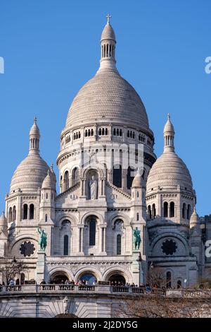 Paris, Frankreich - 22. März 2022 : Blick auf die wunderschöne und berühmte weiße Kirche Sacred Heart at Montmartre Paris an einem schönen Tag Stockfoto