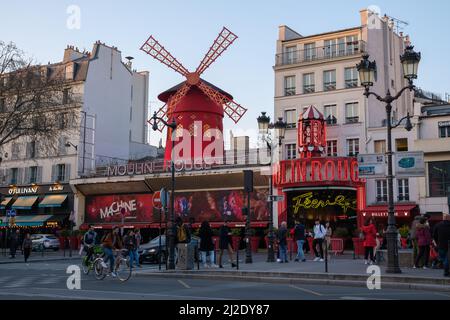 Paris, Frankreich - 22. März 2022 : das weltberühmte Moulin Rouge Kabarett in Paris Frankreich Stockfoto