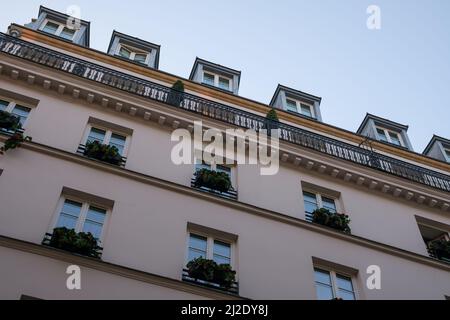 Ein typisches Pariser Gebäude und Architektur im Zentrum von Paris Stockfoto