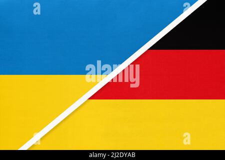 Ukraine und Deutschland, Symbol des Landes. Ukrainische gegen deutsche Nationalflaggen. Beziehungen und Partnerschaft zwischen zwei Ländern. Stockfoto