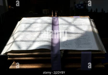 Seiten eines offenen bibelbuches auf einem Rednerpult in der Westleton Kirche, Suffolk, England, Großbritannien Stockfoto