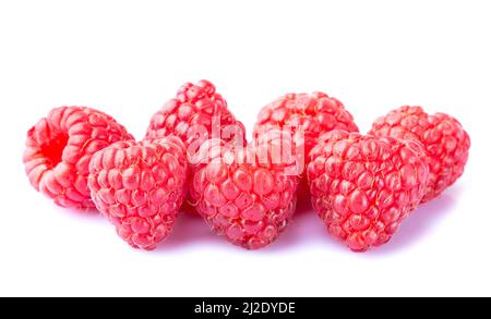 Haufen Himbeeren Makro Nahaufnahme isoliert auf weißem Hintergrund Stockfoto