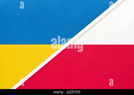 Ukraine und Polen, Symbol des Landes. Ukrainische und polnische Nationalflaggen. Beziehungen und Partnerschaft zwischen zwei Ländern. Stockfoto