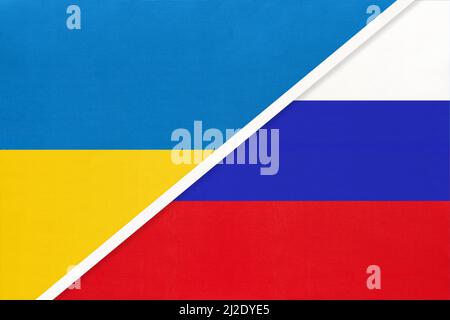 Ukraine und Russland, Symbol des Landes. Ukrainische vs. Russische Föderation Nationalflaggen. Beziehungen und Partnerschaft zwischen zwei Ländern. Stockfoto
