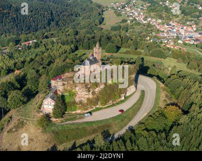 LUFTAUFNAHME. Die Kapelle Saint-Léon thront auf einer butte aus Sandstein mit Blick auf das Dorf Dabo. Rocher de Dabo, Moselle, Lothringen, Grand Est, Frankreich. Stockfoto