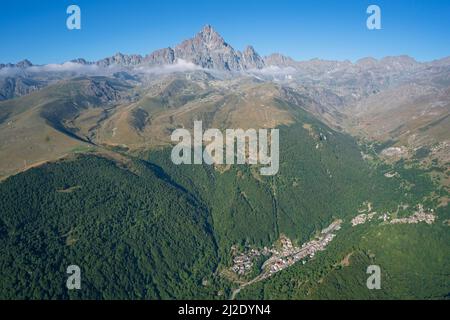LUFTAUFNAHME. Monte Viso (3841m) aus nordöstlicher Sicht mit der Stadt Crissolo in der Po-Ebene. Provinz Cuneo, Piemont, Italien. Stockfoto