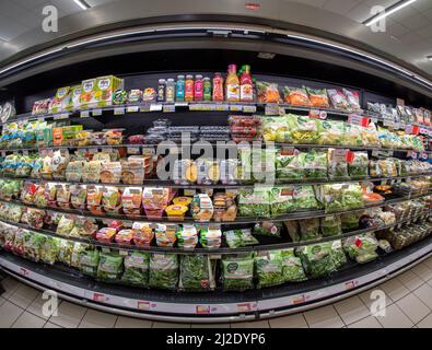 Fossano, Italien - 30. März 2022: Gekühltes Regal mit Packungen vorgekochte Suppen und saubere Salate zum Verkauf im italienischen Supermarkt Stockfoto