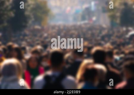 Menschen zu Fuß. Unverschämter Blick auf die überfüllte Straße am Tag. Foto mit Hintergrund für Tourismus oder Reisen oder Unternehmen oder Personen. Stockfoto