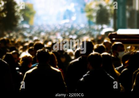 Silhouette von Menschen. Unschärfer Blick auf die Straße mit Wanderern am Tag. Stockfoto