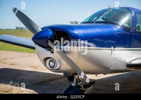 Nase eines leichten Flugzeuges mit Propeller Stockfoto