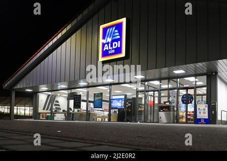 Ashheim, Deutschland. 01. April 2022. ARCHIVFOTO: Der Discounter ALDI wird die Preise für Fleisch- und Milchprodukte ab dem 2.. April 2022 erneut erhöhen. Filiale ALDI Süd, im Nachhinein, beleuchtet, Lebenswitttel Discounter, Schild, Logo, Firmenemblem, Kredit: dpa/Alamy Live Nachrichten Stockfoto