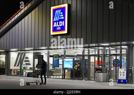 Ashheim, Deutschland. 01. April 2022. ARCHIVFOTO: Der Discounter ALDI wird die Preise für Fleisch- und Milchprodukte ab dem 2.. April 2022 erneut erhöhen. Filiale ALDI Süd, im Nachhinein, beleuchtet, Lebenswitttel Discounter, Schild, Logo, Firmenemblem, Kredit: dpa/Alamy Live Nachrichten Stockfoto