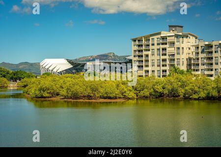 Townsville, Queensland, Australien - Gebäude am Flussufer mit dem Queensland Country Bank Stadium im Hintergrund Stockfoto