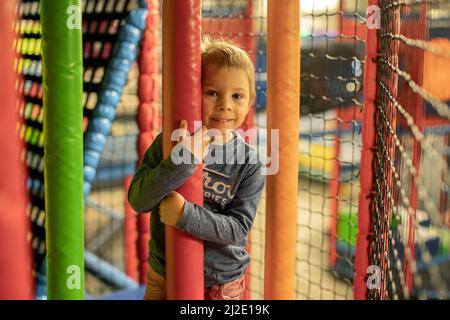 Nettes Kind spielt im Spielzentrum in Prag, Tschechische Republik Stockfoto