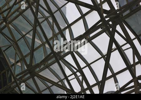 Die bauliche Fensterverglasung am Chicagoer Bahnhof Ogilvie. Stockfoto