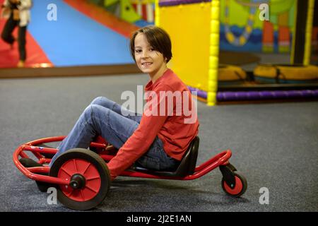 Nettes Kind spielt im Spielzentrum in Prag, Tschechische Republik Stockfoto