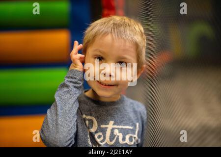 Nettes Kind spielt im Spielzentrum in Prag, Tschechische Republik Stockfoto